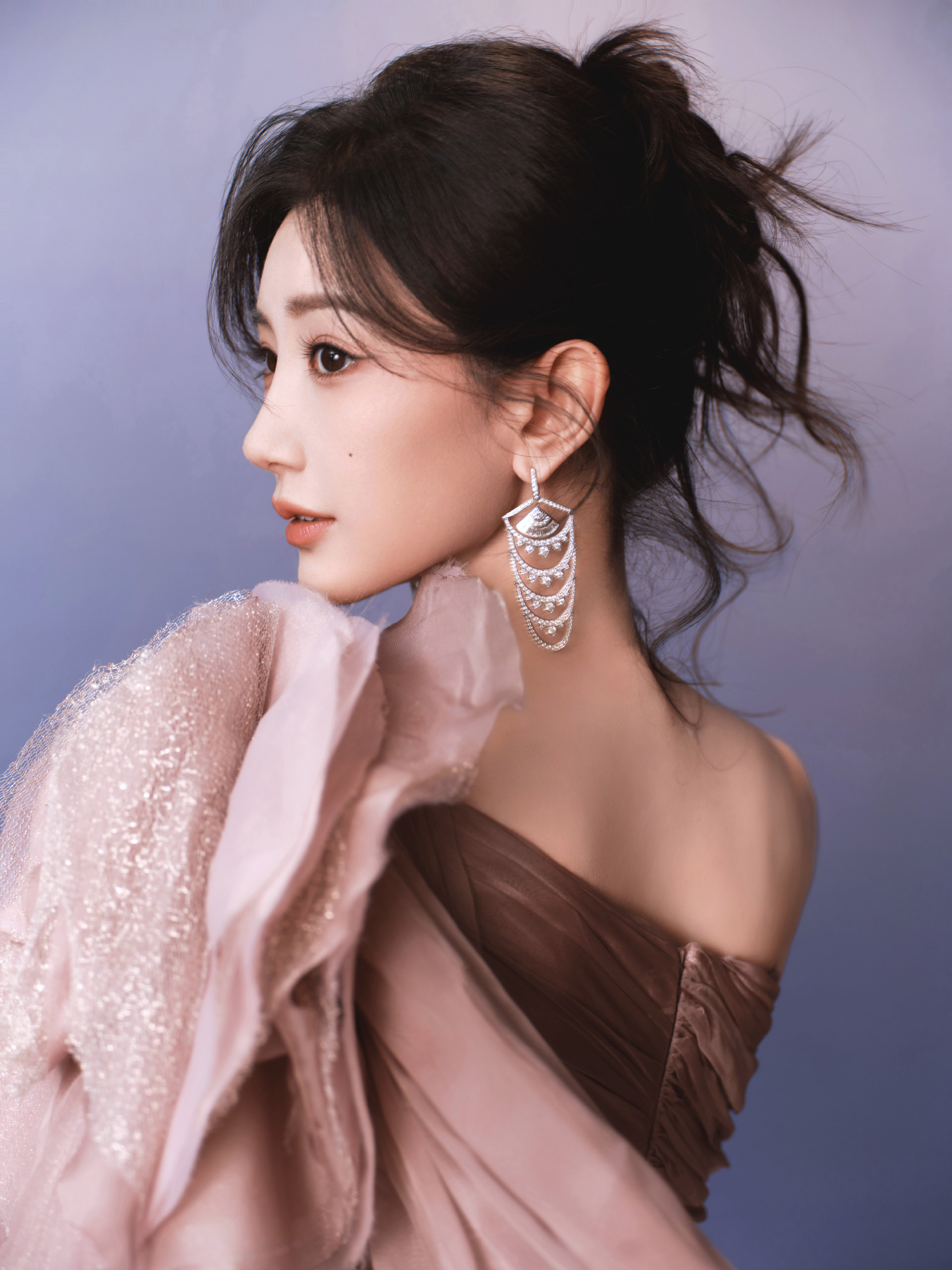 毛晓彤斜肩抹胸礼裙，跟玫瑰一样美丽动人