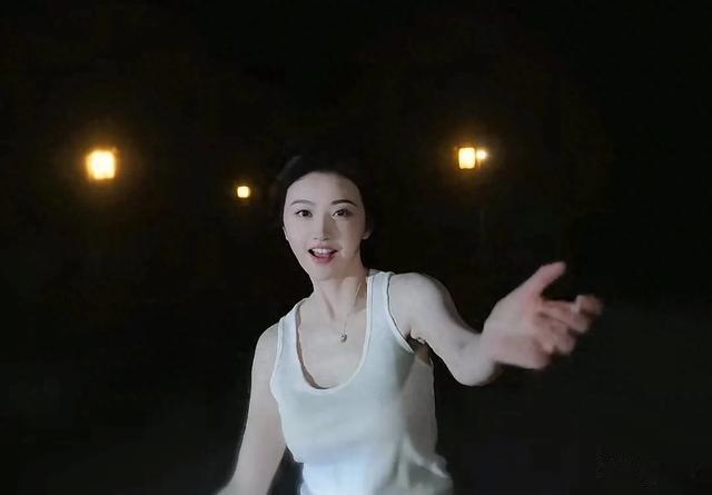 景甜庆37岁生日:白背心+短裙,减龄又高级,笑容好有生命力