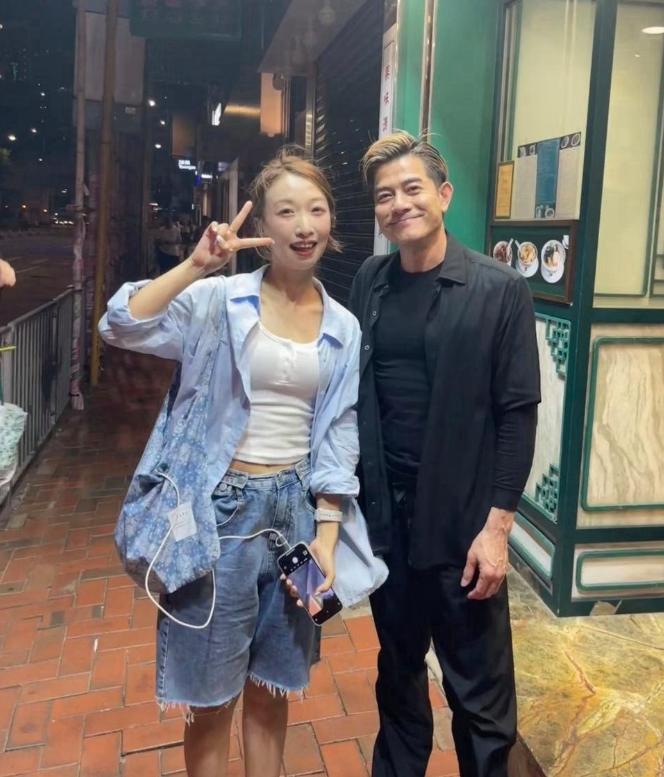 60岁郭富城街头被偶遇，金色头发配帆布鞋，路人直呼不敢相信