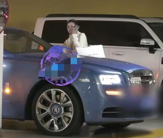 40岁李小萌北京逛街，开五六百万劳斯莱斯，王雷大连富二代不差钱