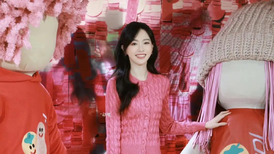 唐嫣一袭玫粉针织裙惊艳亮相FENDI活动，甜美与飒爽完美融合