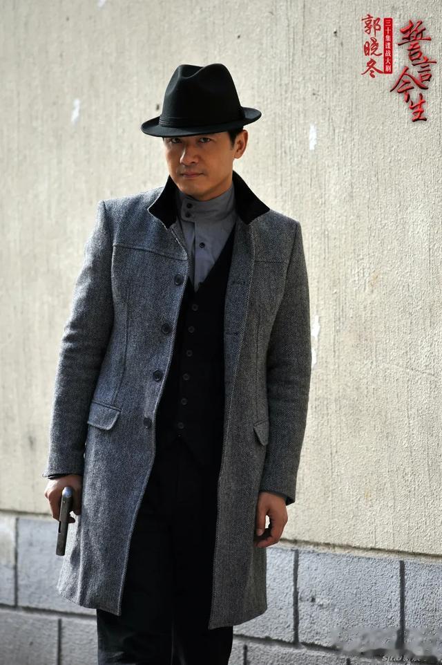 郭晓东与儿子合拍照曝光！父子俩穿同款西装尽显帅气，和爸爸真像