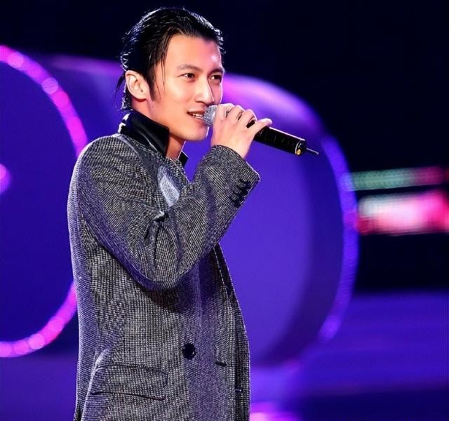 不撞南墙不回头,岳云鹏演唱会票价上千,路人沉默粉丝落泪