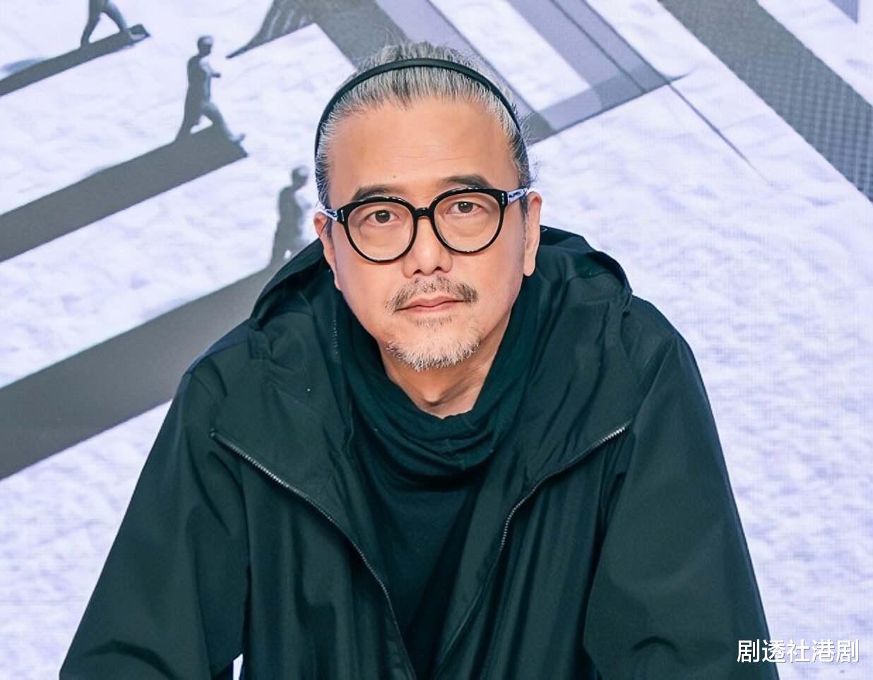 香港知名男星满头白发不修边幅,看上去老了十岁,网友直呼不敢认