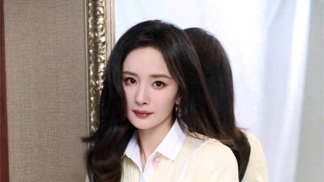 《杨幂活动摔倒：意外之绊，绽放坚韧与温情》