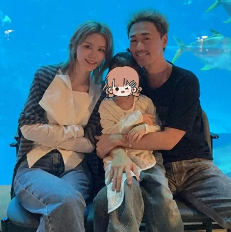 林峯和家人新加坡度假，女儿扮成美人鱼超可爱，妻子颜值超高