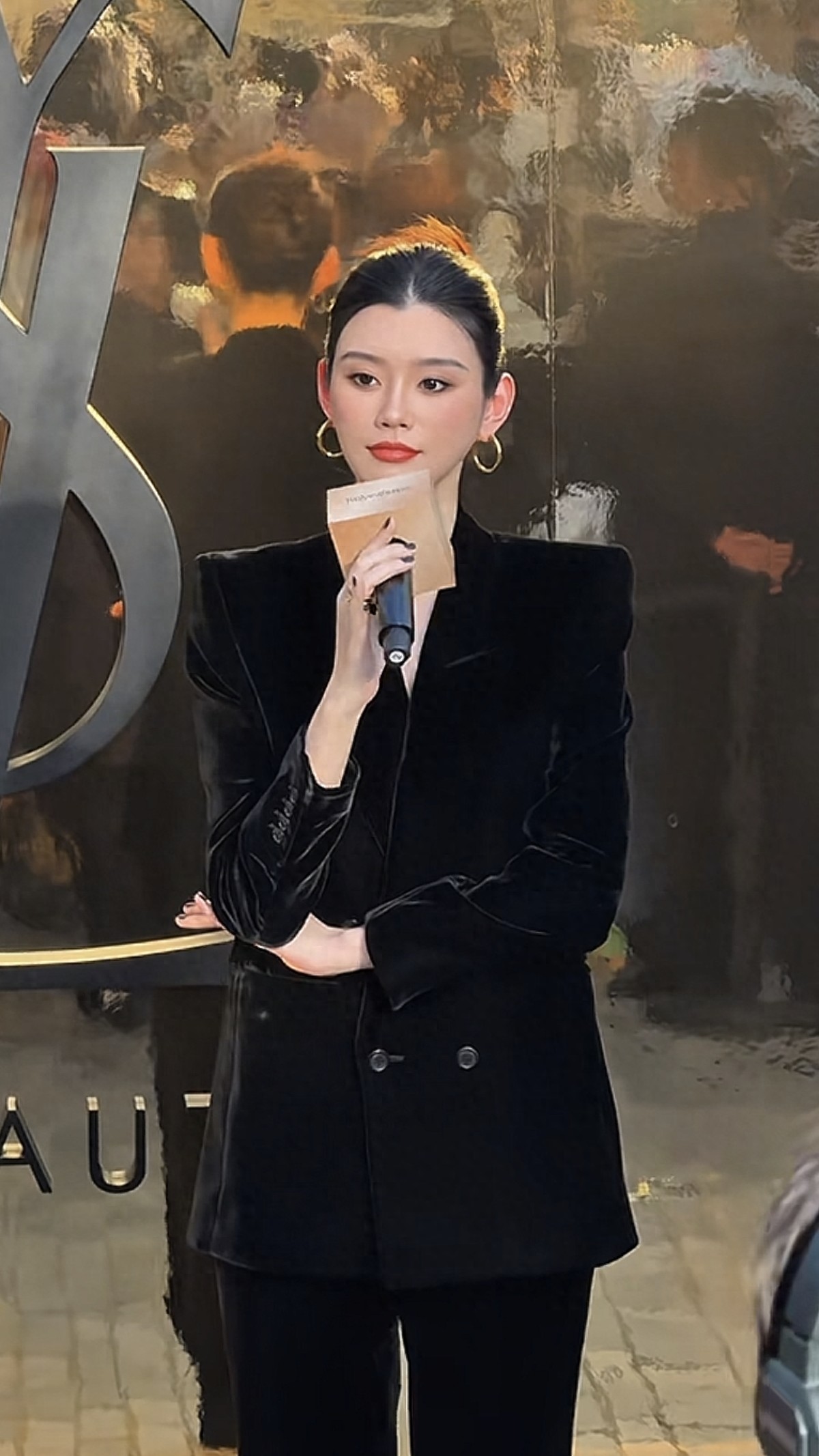 奚梦瑶今天出席活动,黑色西装气质女人,都美成啥了超模气质拉满