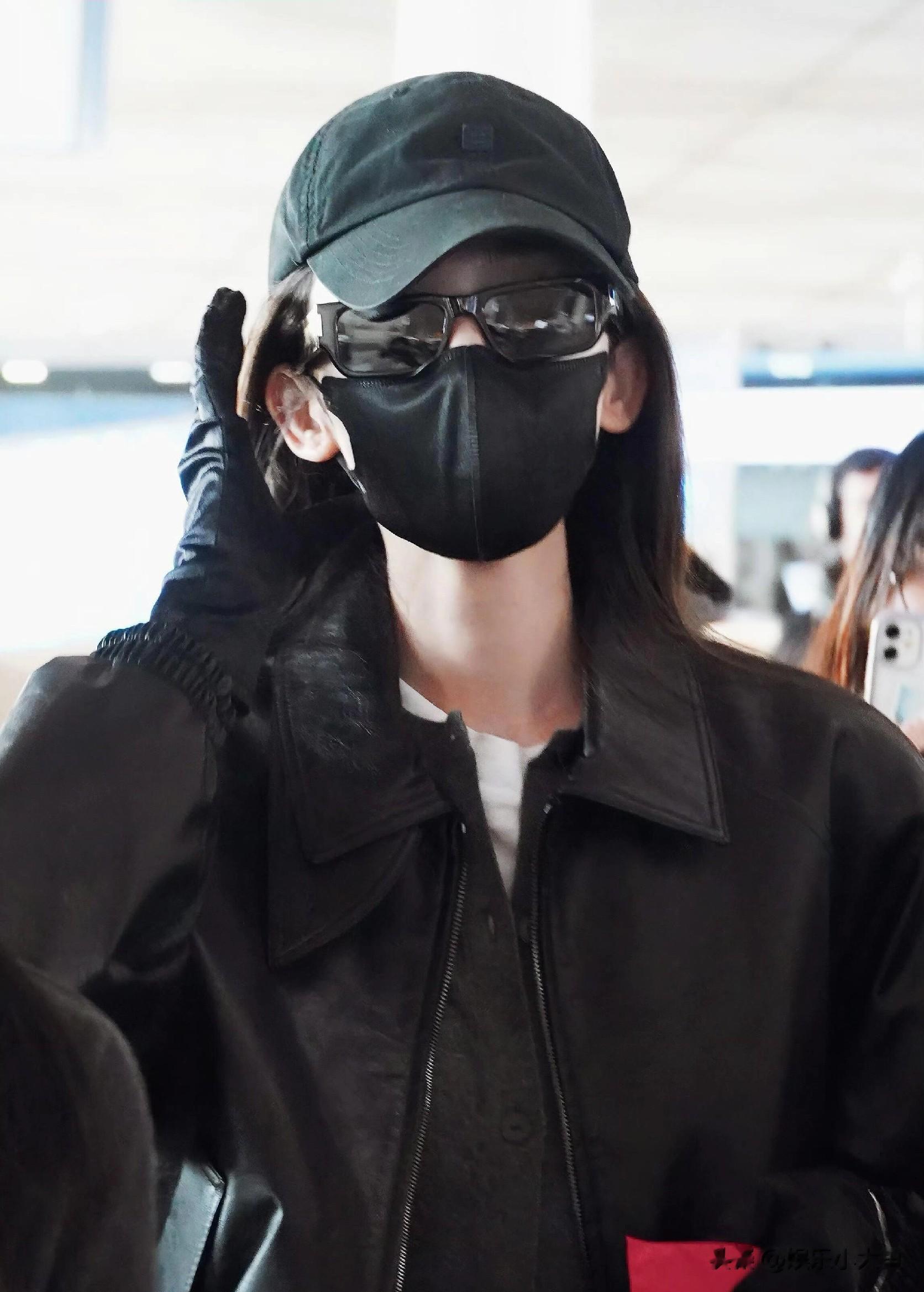 古力娜扎最新机场路透照，穿黑色皮衣戴着棒球帽，仍无与伦比的美