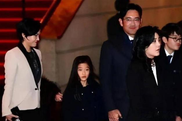 李在镕女儿:21岁一脸富贵相,男友门当户对,比姑姑李富真清醒