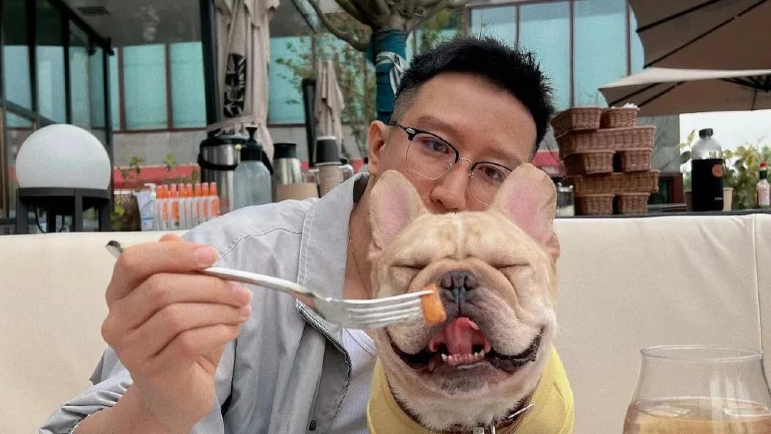 经纪人变身顶流明星？李兰迪机场笑弯了腰，幽默回应化解尴尬