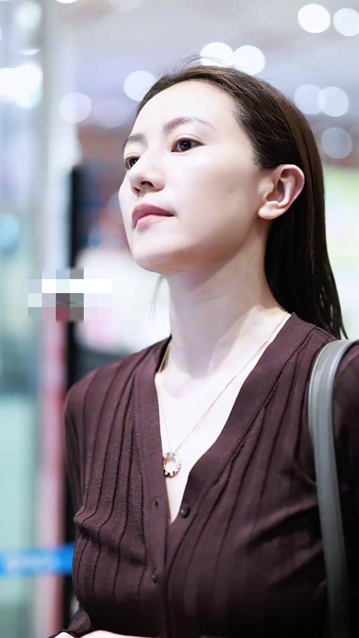 高圆圆今日机场路透照，穿咖色针织衫配绿色半裙 眼睛又大又亮好美