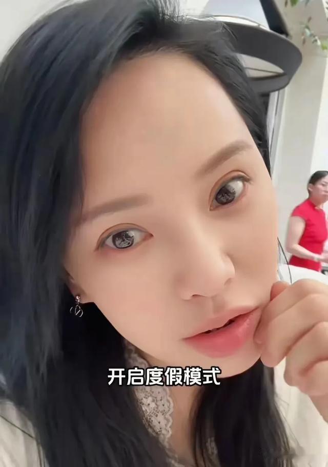 伊能静全家度假，秦昊宠女细节满满，米粒腿型吸睛