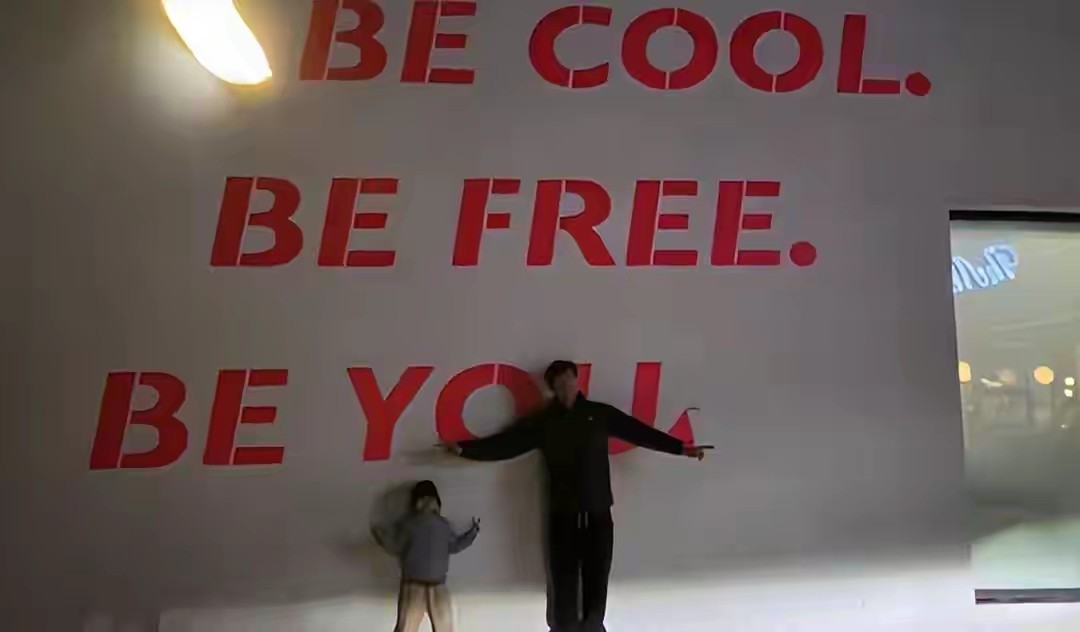 放弃主持事业，嫁大15岁“软饭男”，如今才明白她的选择有多明