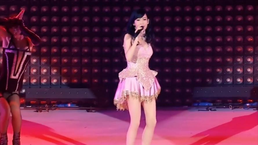 周慧敏罕露面，满脸皱纹如70岁老太，一口黄牙抢镜，女神滤镜全无