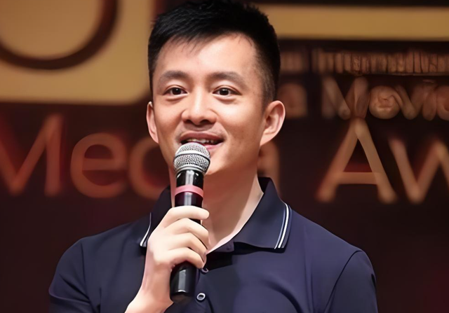 前央视主持人亚宁现状:升任爱奇艺总裁,身家百亿,56岁头发全白
