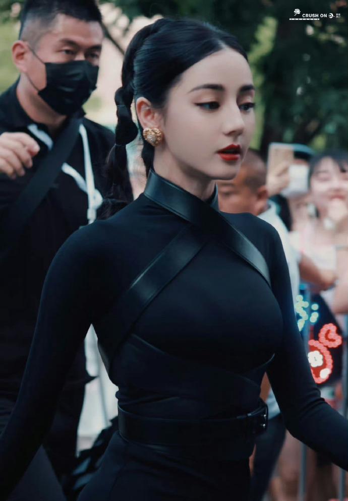 迪丽热巴紧身服有没有姐大的气质。