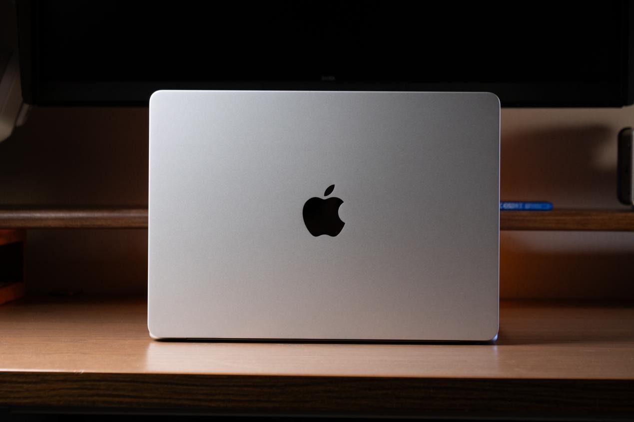 AI 笔记本选购大难题:苹果 M4 还是酷睿 Ultra 7?