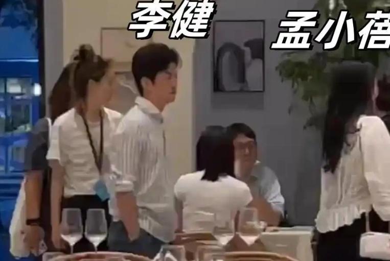 恶心一幕出现了！李健夫妻同游日本 网友关注点却落在孟小蓓身材上