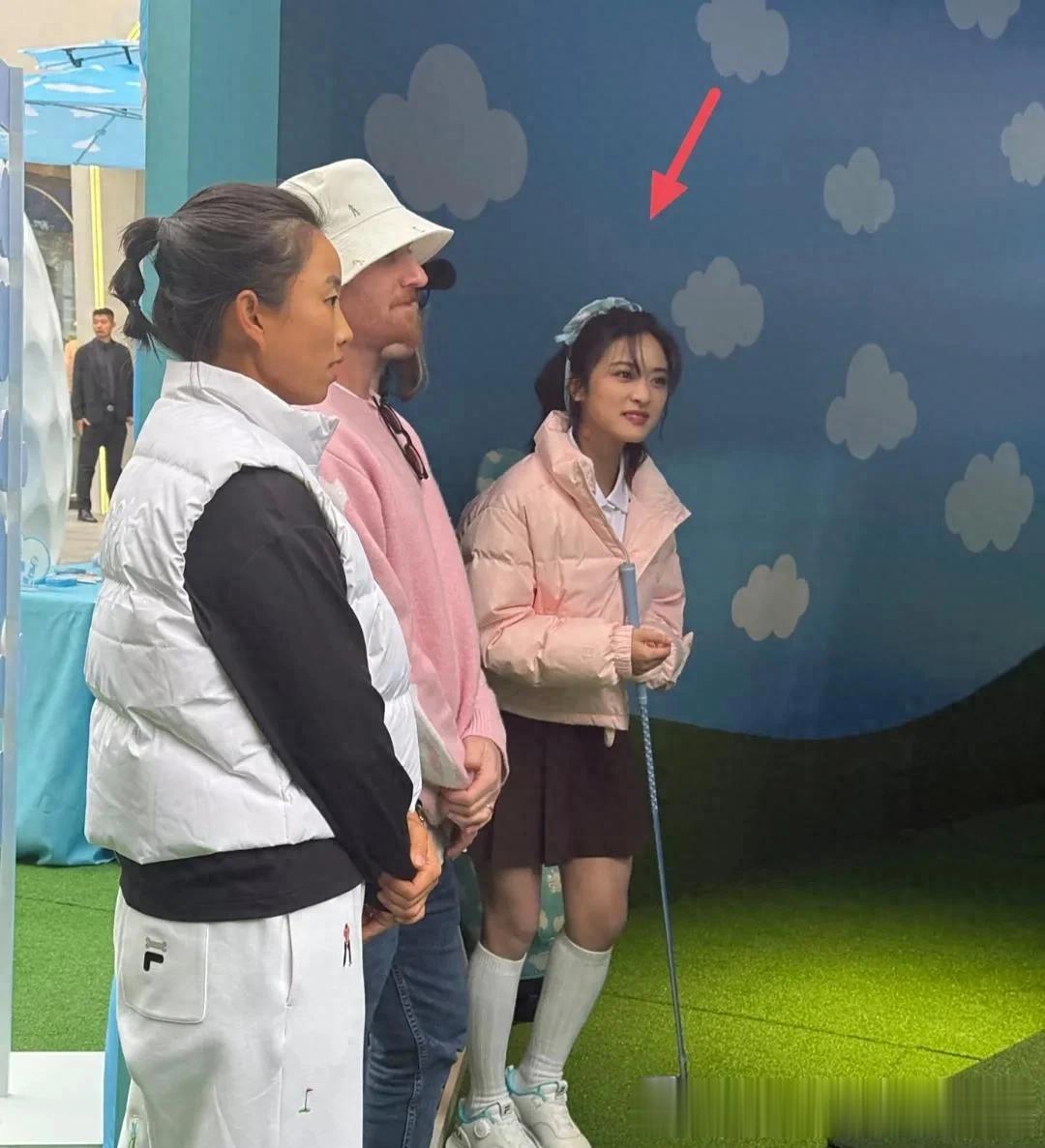 28岁沈月在北京出席活动,她的个子真的很矮,目测才1.5米左右