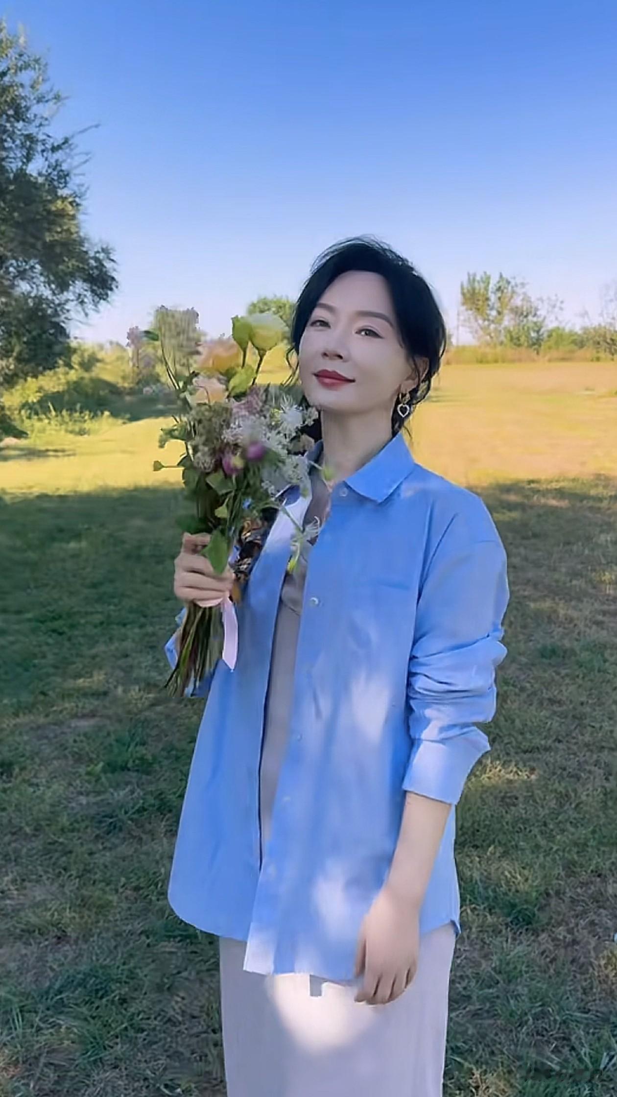 48岁陈数秋日穿搭：蓝衬衫+连衣裙，高级又减龄，嫩得像28岁