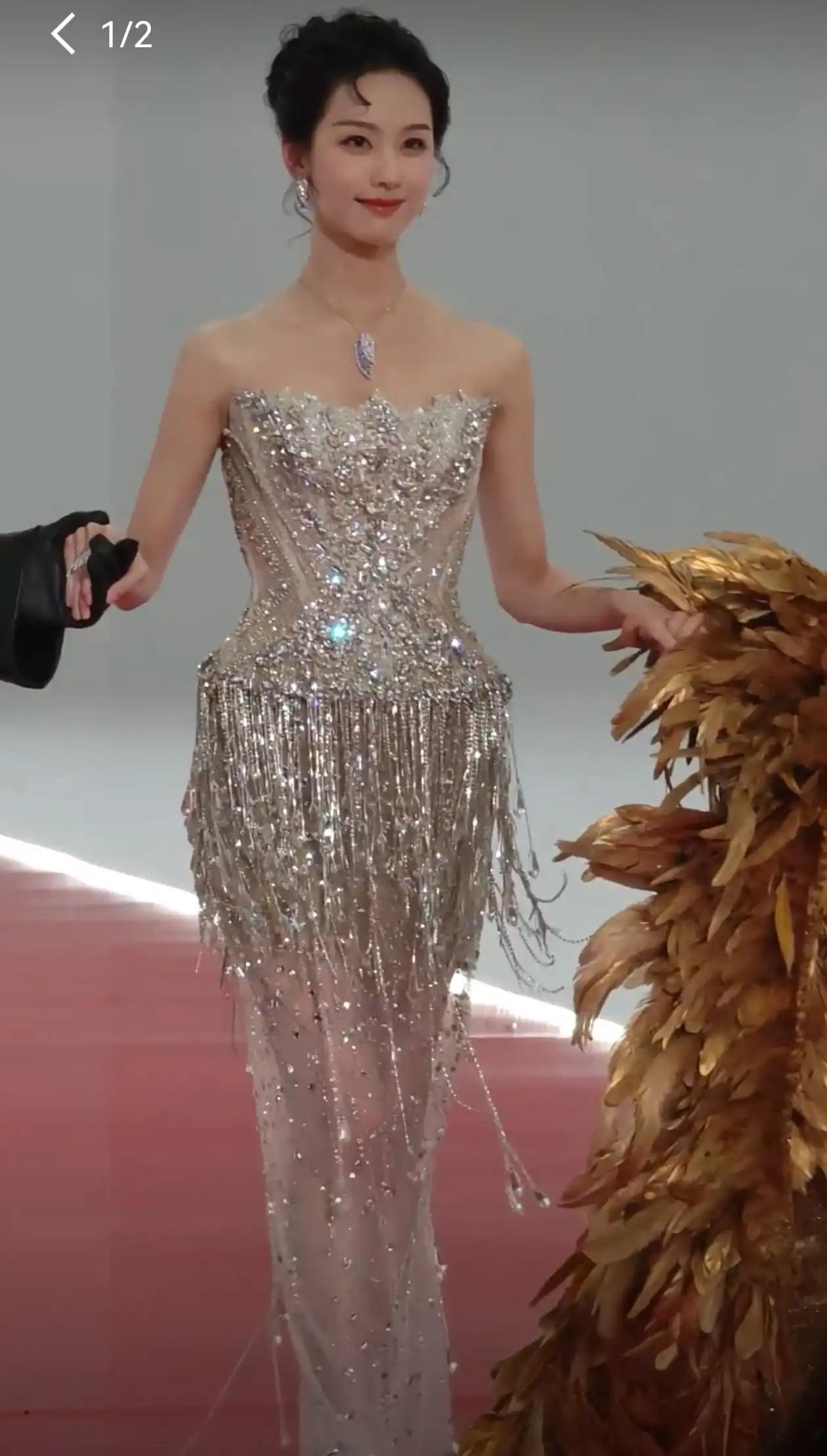 这一夜宋佳像猛虎下山！穿旗袍美到脚趾尖完全不顾倪妮赵露思死活