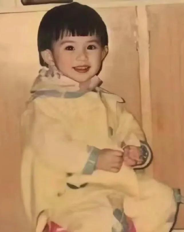 孟子义早期写真曝光！这脸蛋哪像整过？原生态颜值太能打