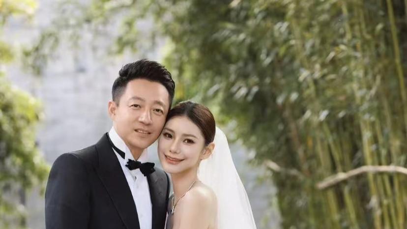 汪小菲马筱梅婚后首露面，带朋友逛北京被偶遇，谈笑风生好幸福