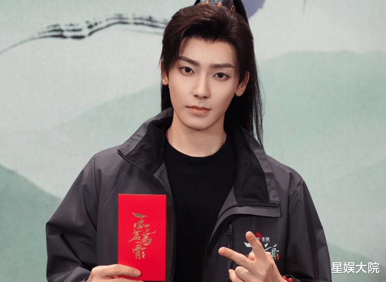 侯明昊新照曝光，网友惊呼“整容”是真的吗？