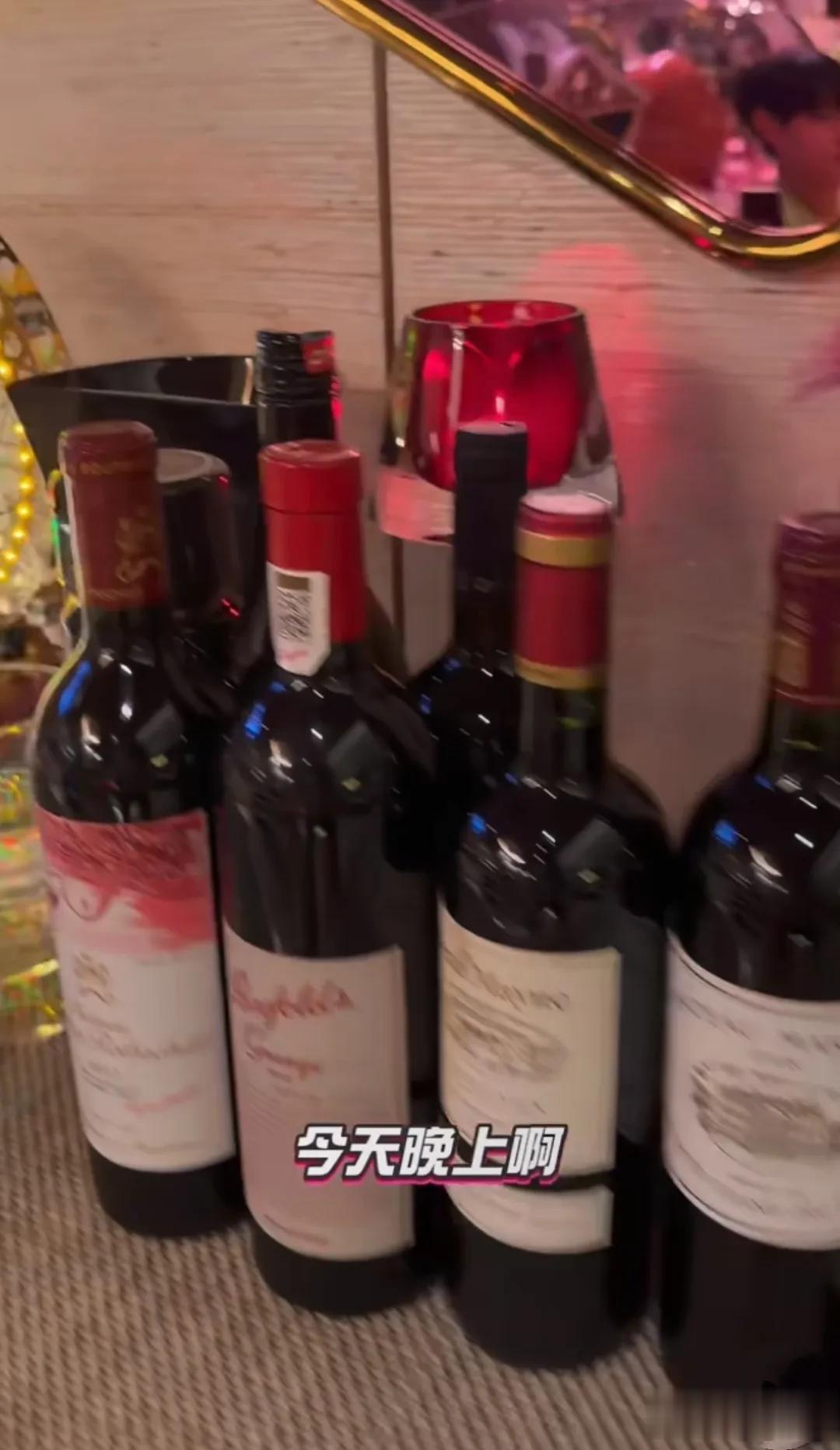 吴尊带家人回文莱跨年，豪宅好气派，本人大秀八块腹肌的好身材