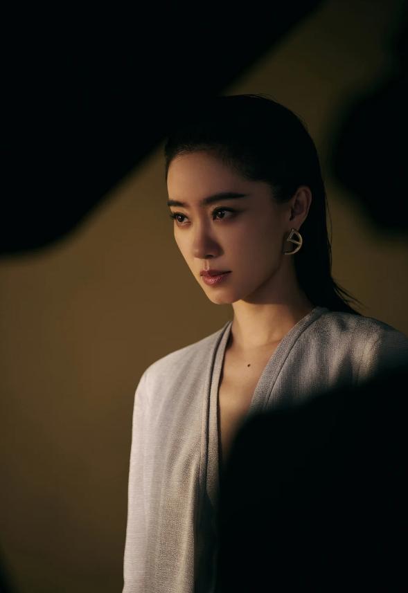 温婉大气骨相抗打 张小斐算不算顶级美人？看她的出圈神图就懂了