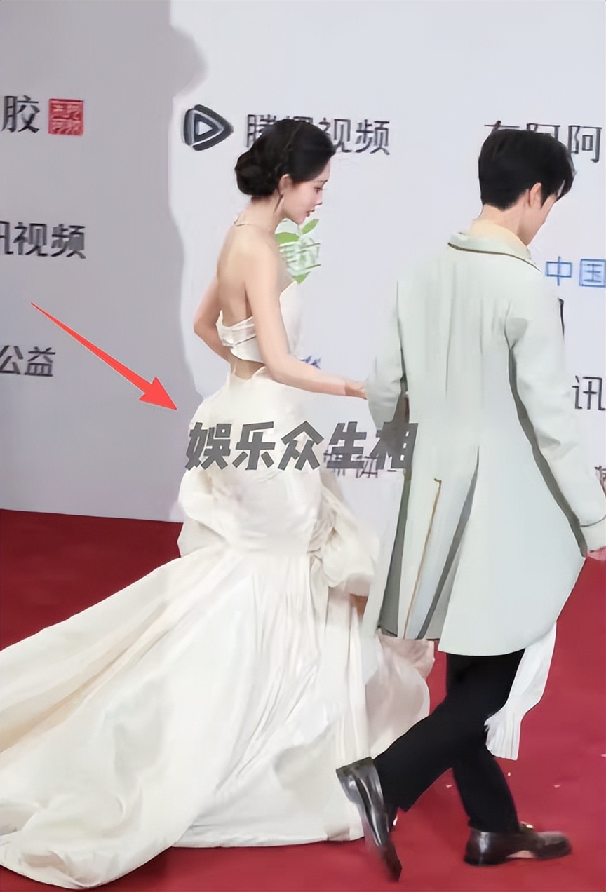 海口这晚，秦岚的腰、白露的脸，159cm“黑袍裹身”的她全场惊艳