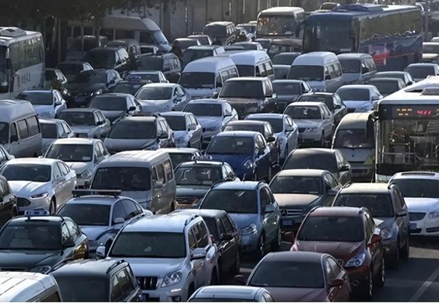 我国有14亿人,为何汽车突然卖不动了?