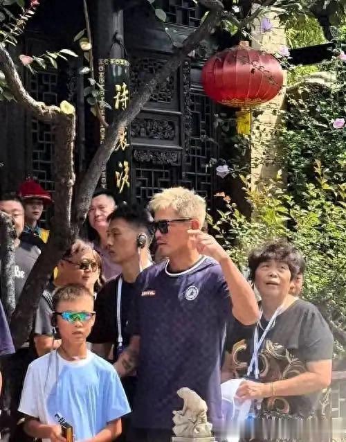 这是林丹?42岁满头白发带娃游山西，妻子谢杏芳少女感十足!