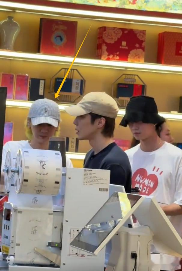 鹿晗青岛被偶遇,走路驼背高低肩像老头,未带口罩买奶茶浑身松弛