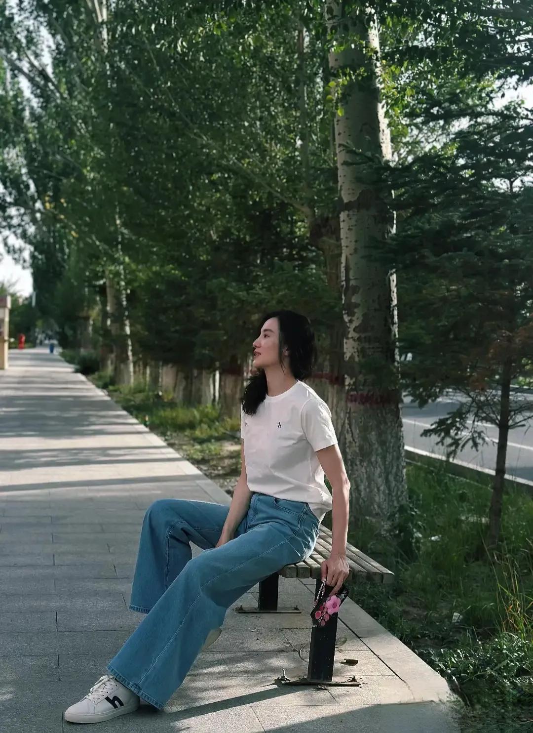 宋佳新分享美照，白T阔腿牛仔裤，轻松穿出随性高级感