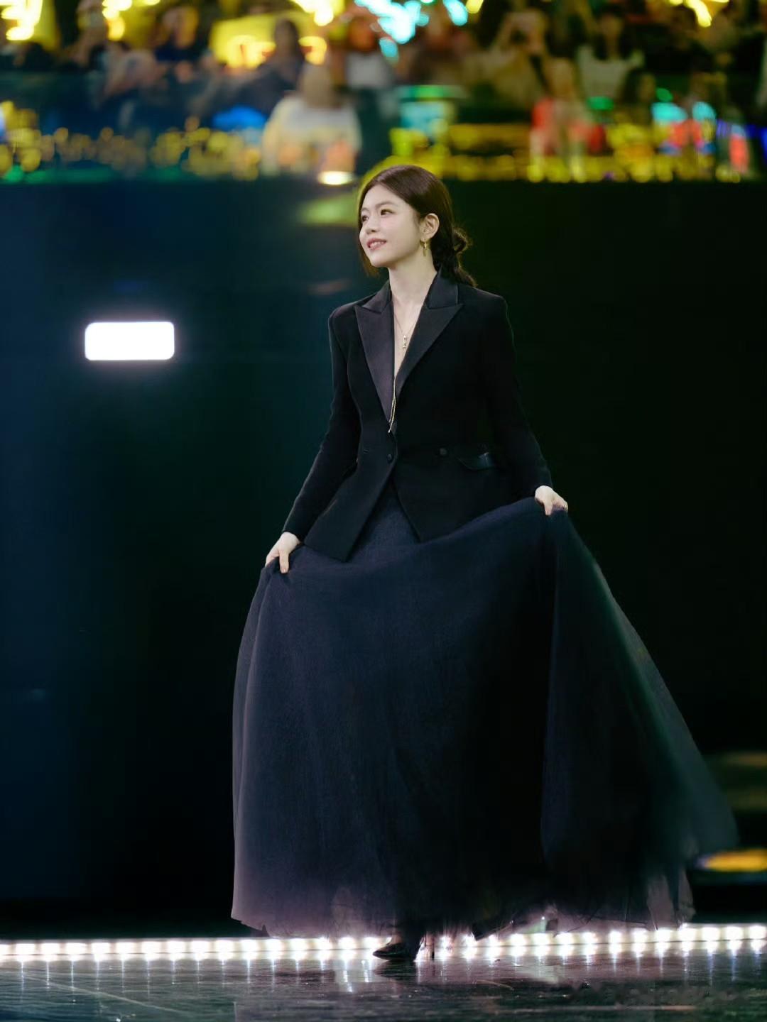 陈烟希姐穿黑色就很优雅 ???