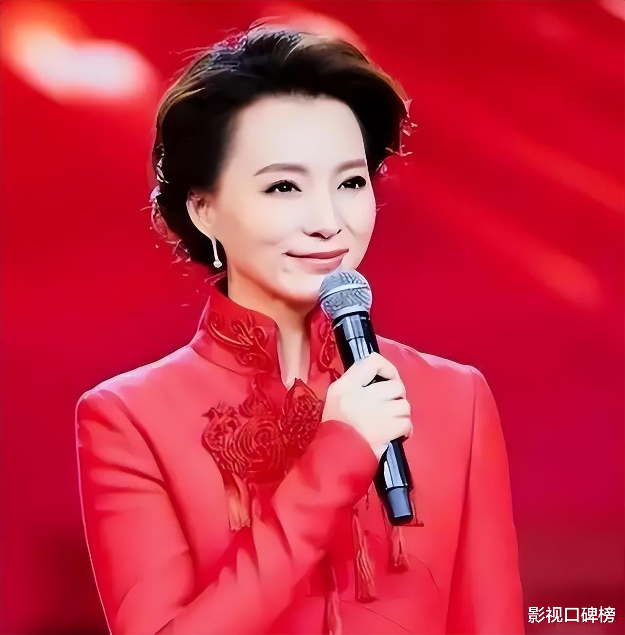 董卿带儿子看网球比赛，她穿旧衣服，状态很好，胳膊上肉肉的胖了