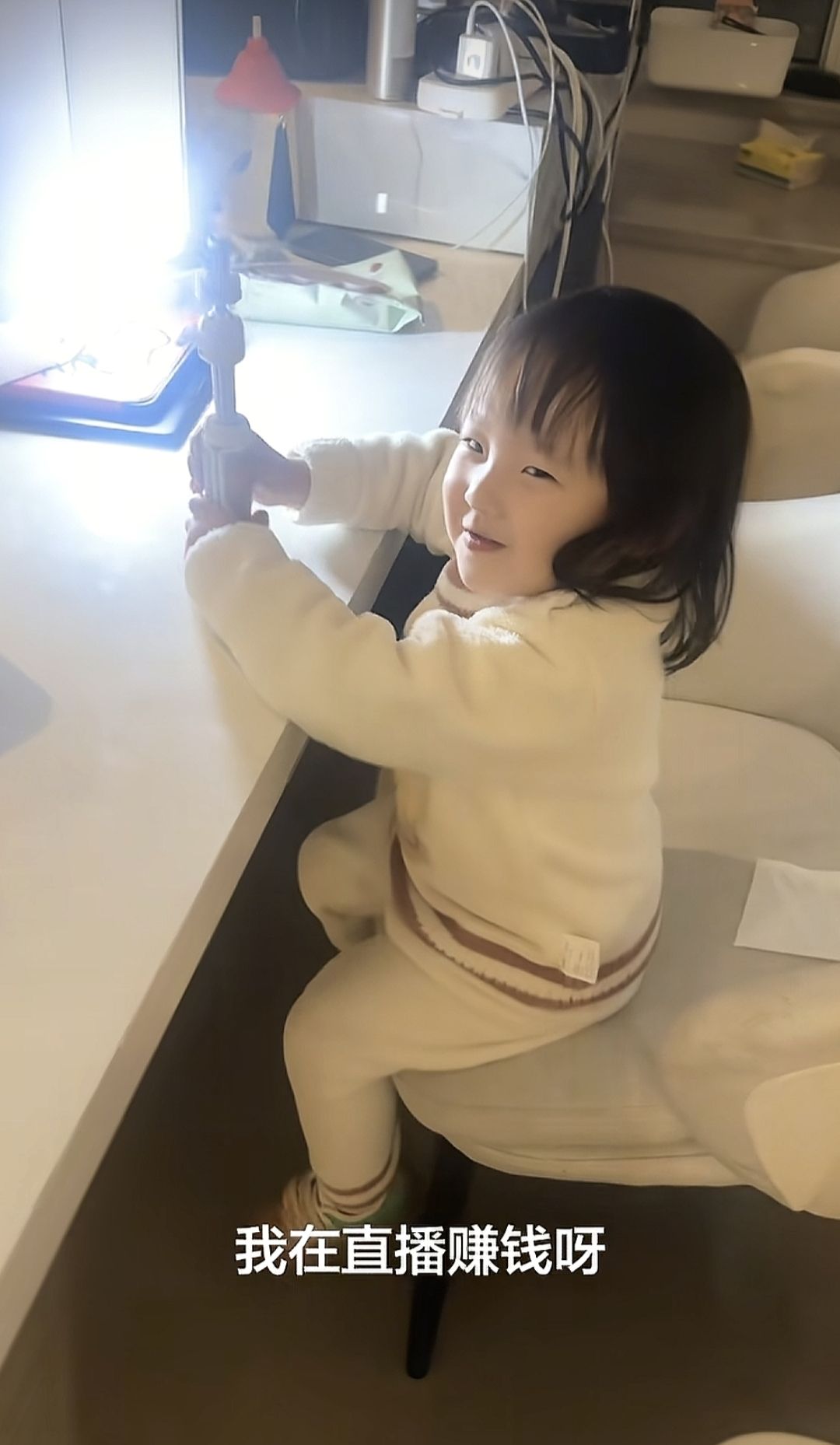 黄一鸣成功让女儿“上位”，为自己制造流量！王思聪应该出手了！