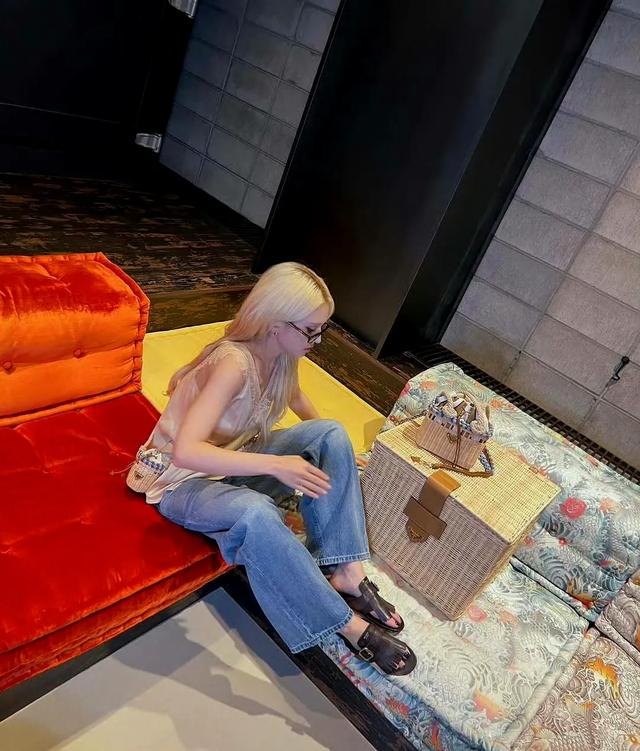 三大韩流女神为Prada站台宣传,Sana甜美,Somi酷飒,柳智敏赢了