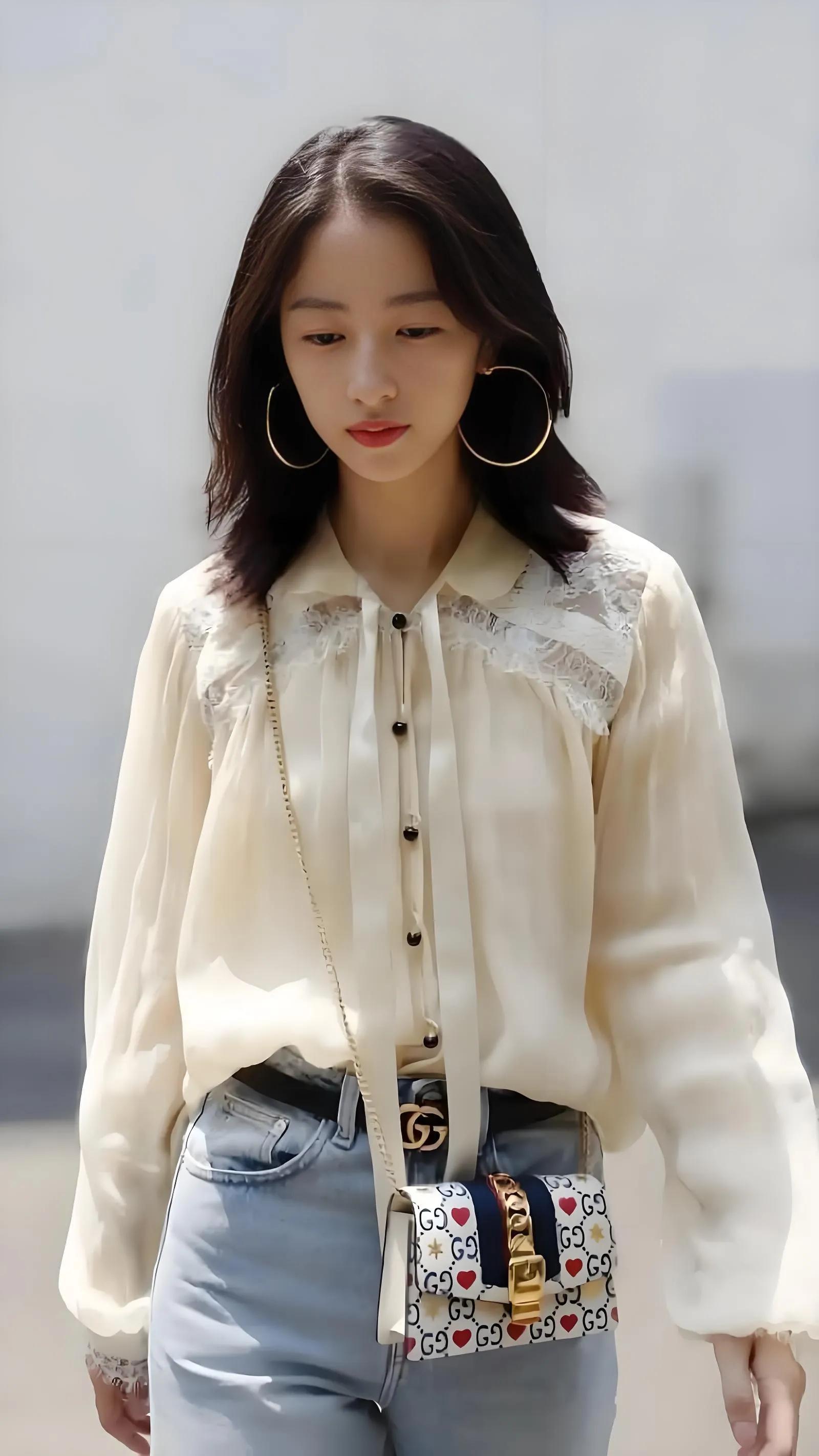 央视主持人周雨彤