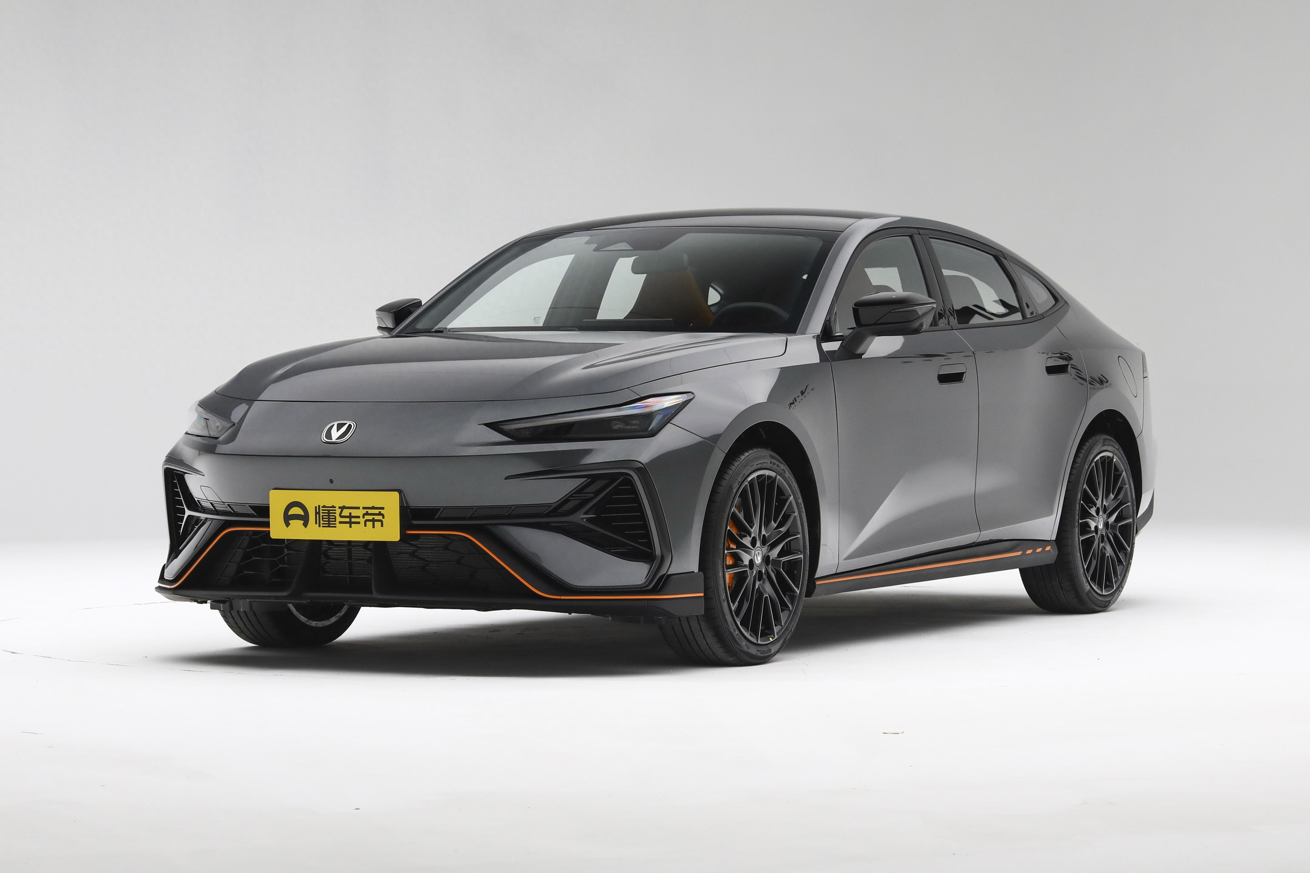 长安又出\爆款\！价格下调2.5万，溜背轿跑+电动尾翼，9.79万起