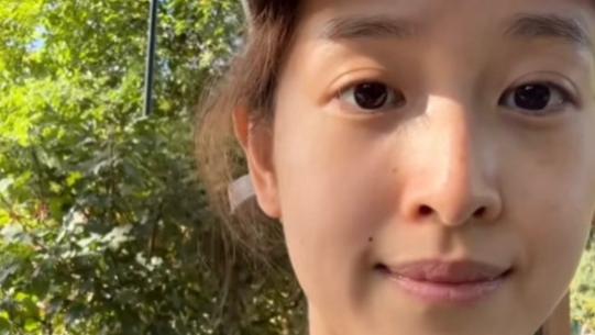 31岁章泽天国外发打网球素颜照，网友评价：年轻，漂亮，还有脑子