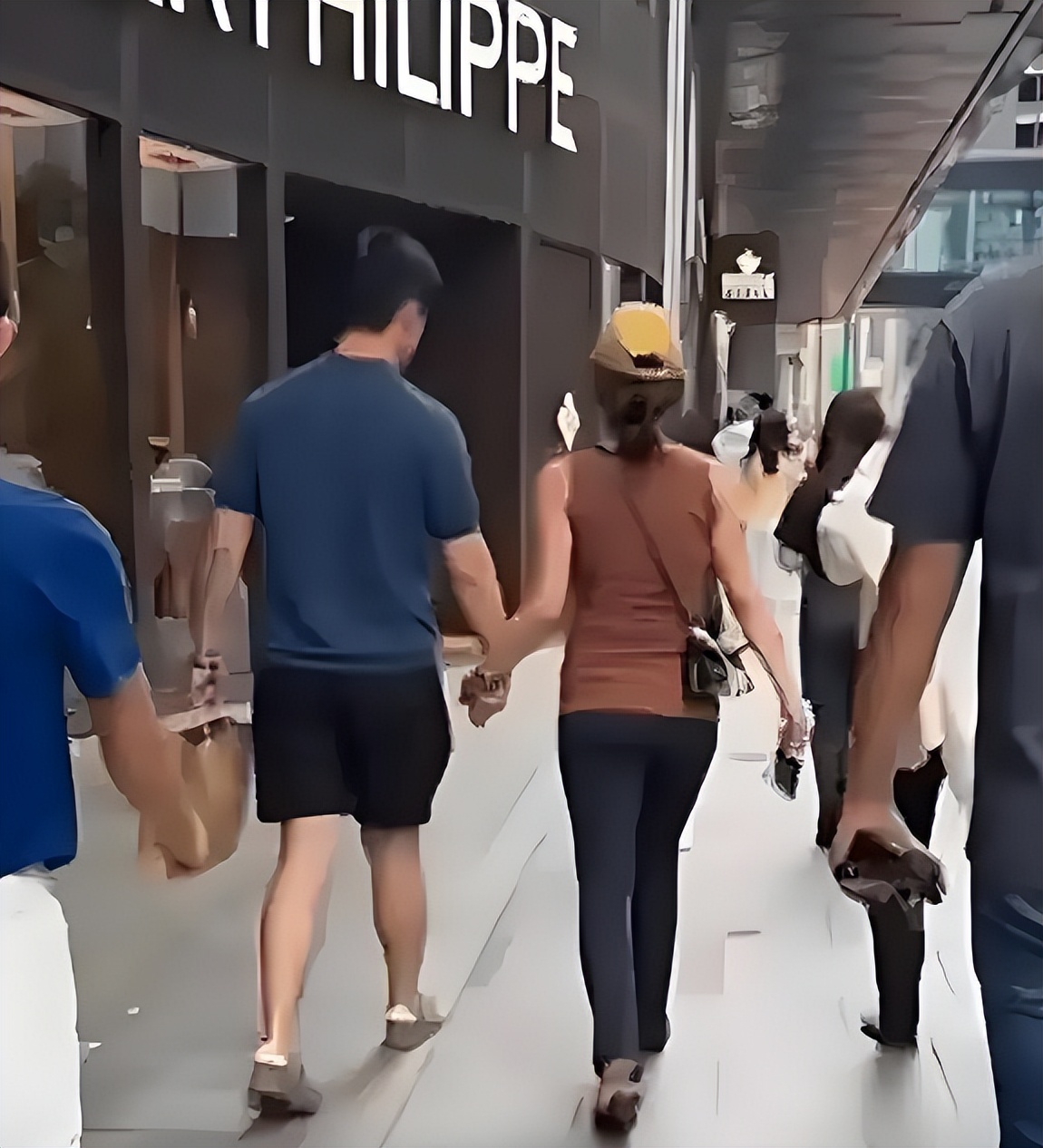 杨采钰说晒就晒,和富豪老公海外度假,沙滩上漫步无名指钻戒抢镜