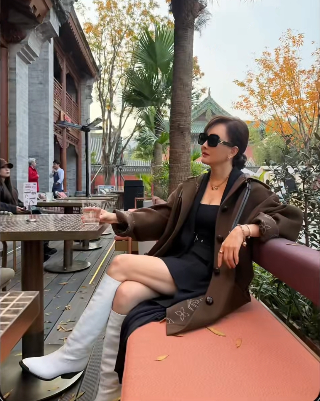 53岁牛莉近照,穿四万大衣身材火辣如30岁 富商老公给她花钱不手软