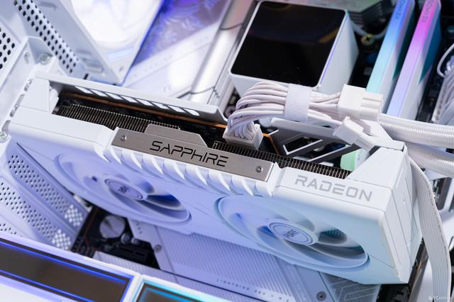 蓝宝石 RX 9060 XT 双版图赏：氮动铁血与极地白骑士的性能美学