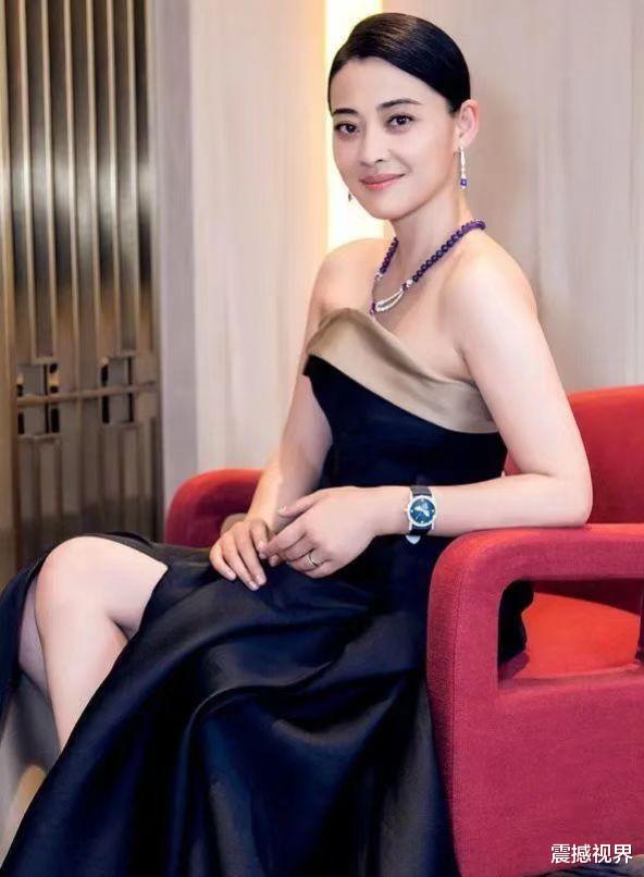 梅婷红毯杀疯了！这身抹胸黑裙，绝了！