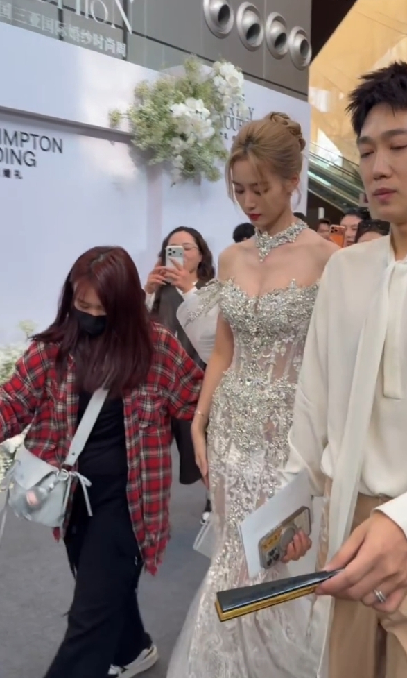 徐艺洋亮相三亚国际婚纱时装周,身穿重工婚纱走秀,美丽大气