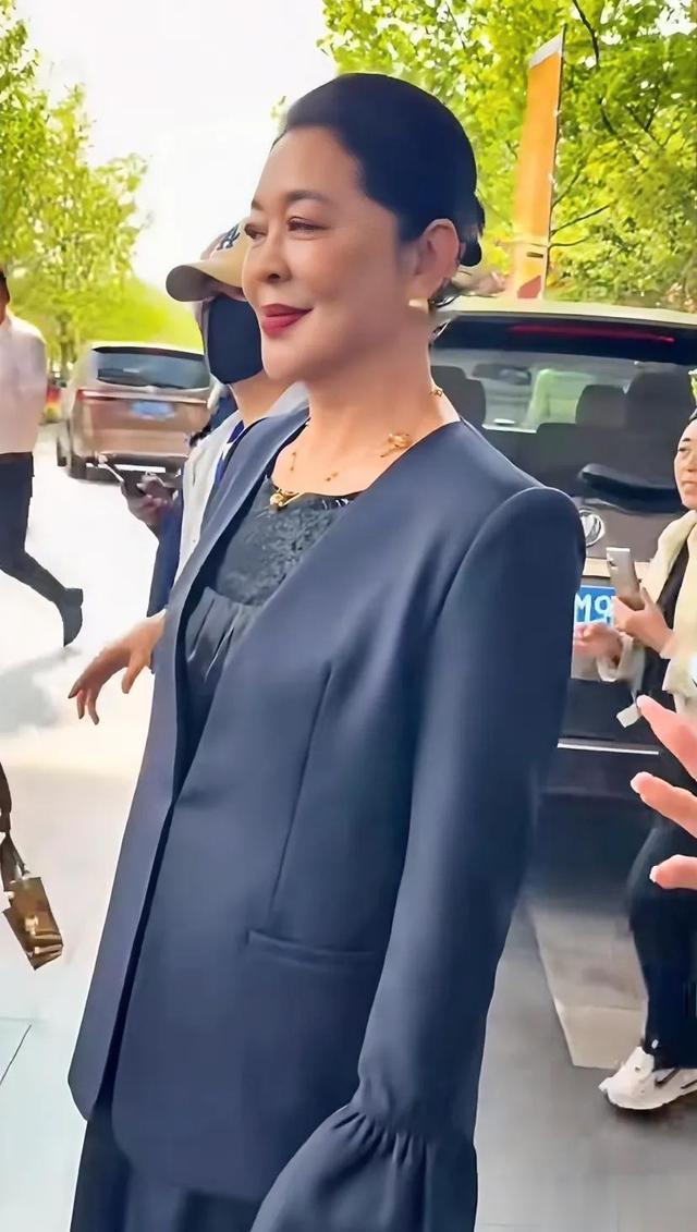 惊！66岁倪萍被偶遇，弯腰驼背且下巴遭吐槽太假