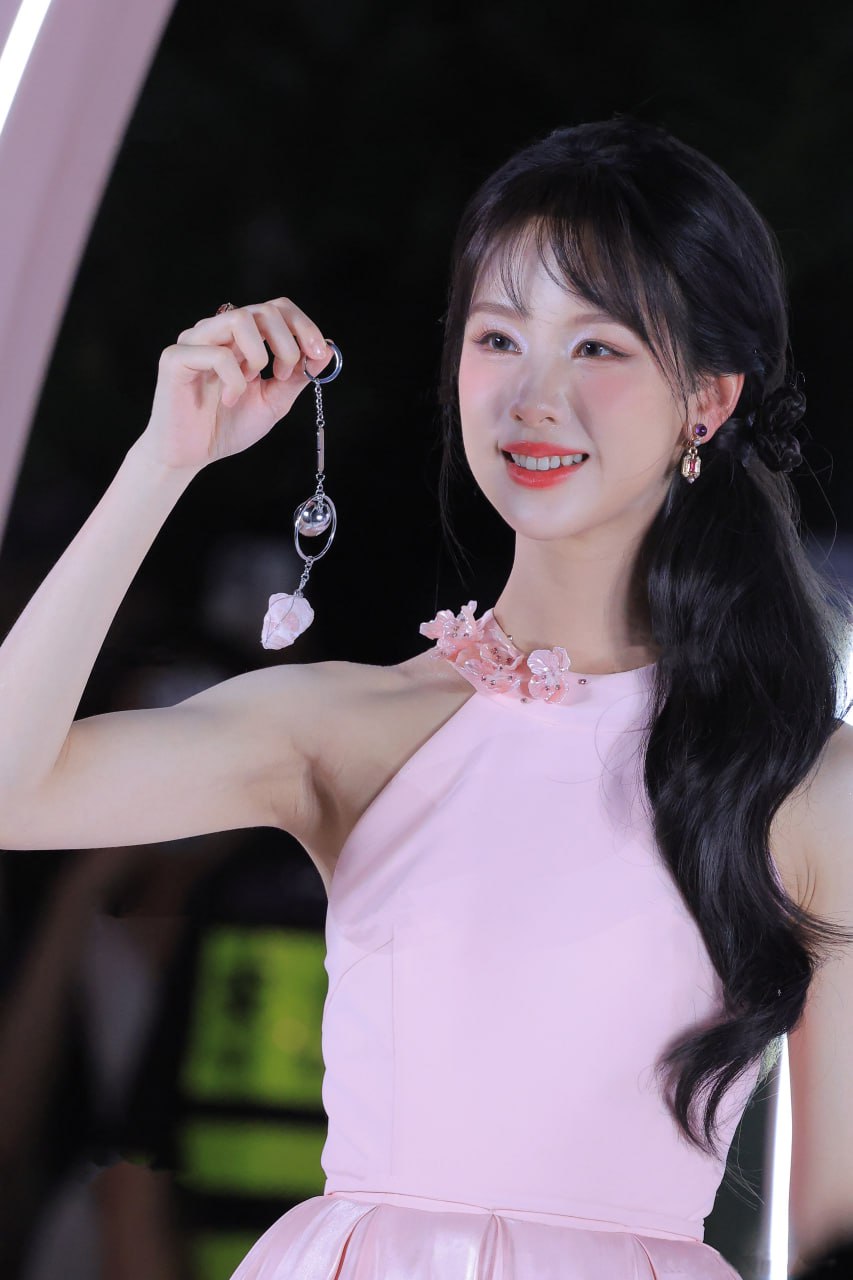 陈都灵｜粉色挂脖短裙