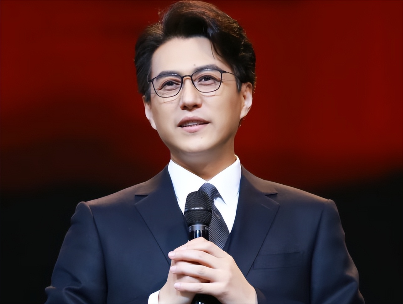 没想到,2026年刚开始,49岁靳东就以这种方式,再次让人刮目相看